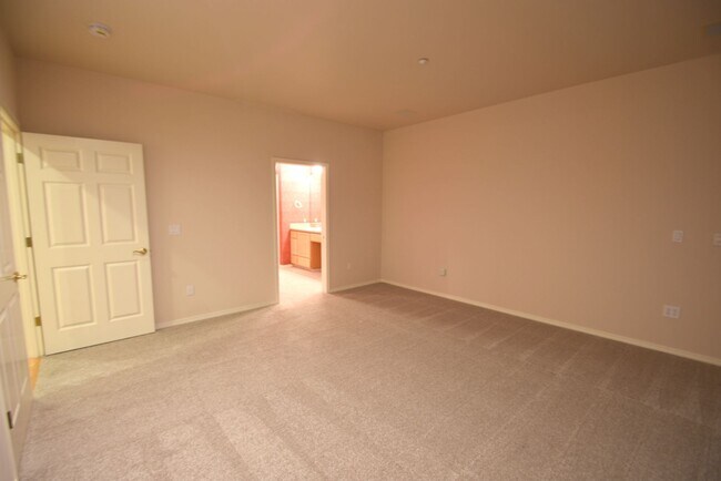 Building Photo - 2Bd/2.5Ba Issaquah Condo
