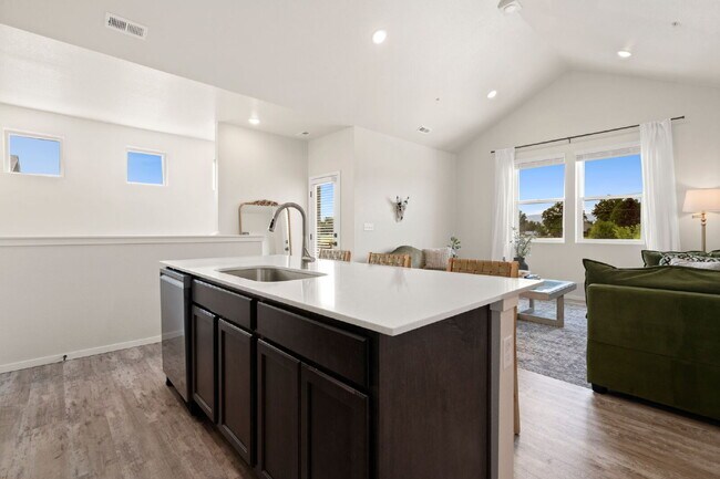 Building Photo - Newer 2bd condo in neighborhood with pool ...