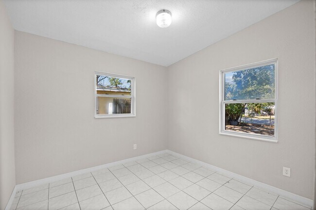 Building Photo - 818 28th St Cir E