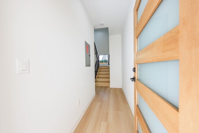 Building Photo - 2847 S Victoria Ave