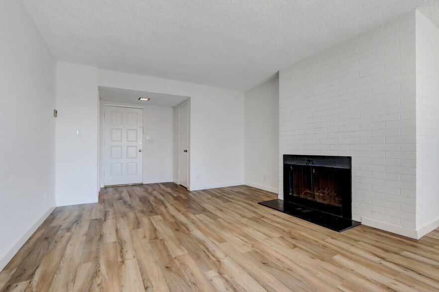 Building Photo - 1306 Armacost Ave