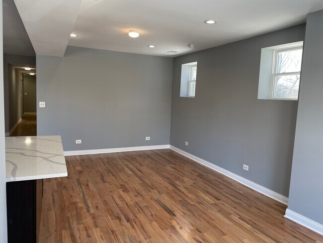 Building Photo - 1411 E 67th Pl