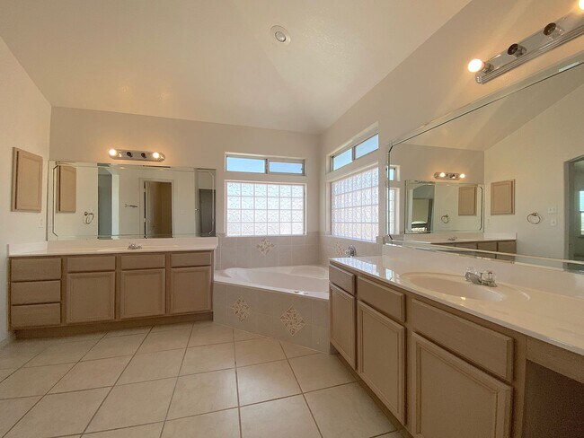 Building Photo - West El Paso LARGE 4bed/3.5bath 3 Car Garage Home-VIEWS!