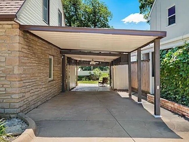 Building Photo - Incredible, executive, fully furnished, im...