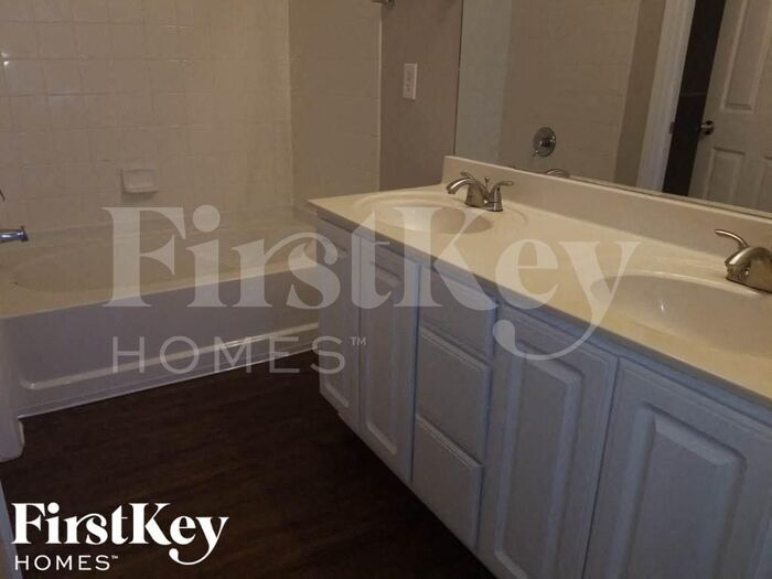 Building Photo - 1305 St Isabella Ct