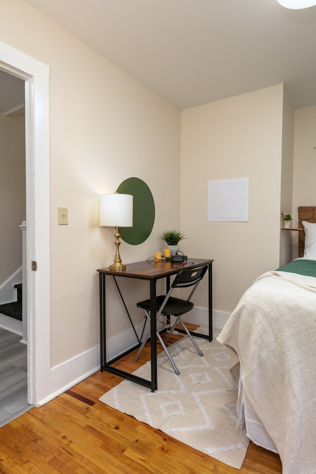 Building Photo - 215 E 8th St