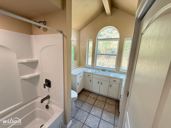 Building Photo - Remodeled 4bd/3ba Naches Home with Firepla...