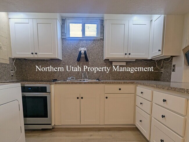 Building Photo - 1 Bed 1 Bath Lower Unit