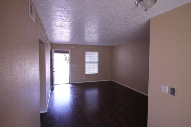 Building Photo - 1004 Mockingbird Ln