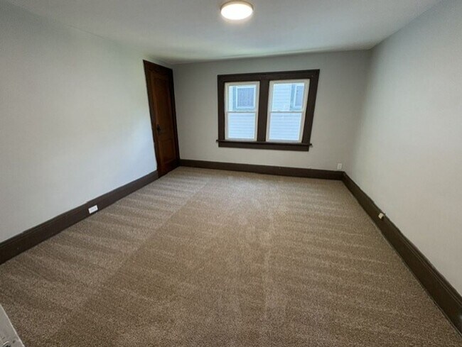Building Photo - 857 5th Ave