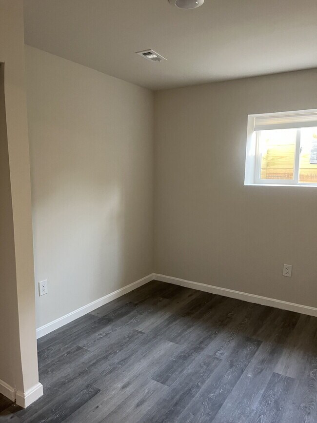 Building Photo - ALL UTILITIES INCLUDED!!