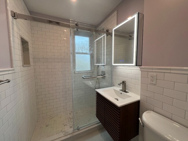 Building Photo - Lovely 2 Bed 2 Bath Gardens House w Terrace