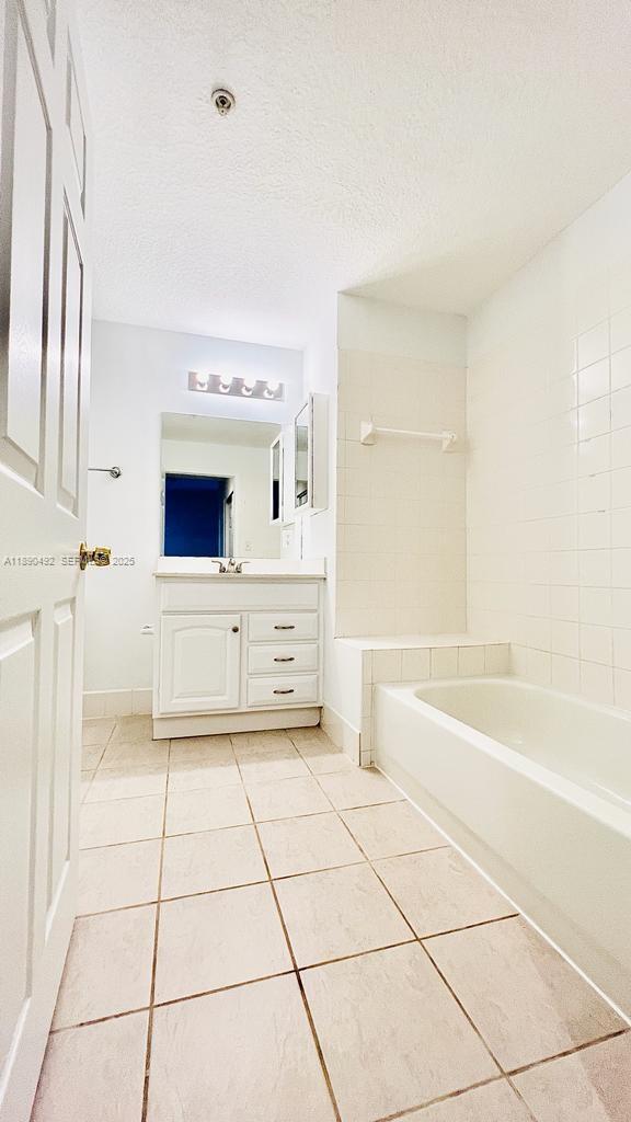 Building Photo - 1203 Town Center Dr