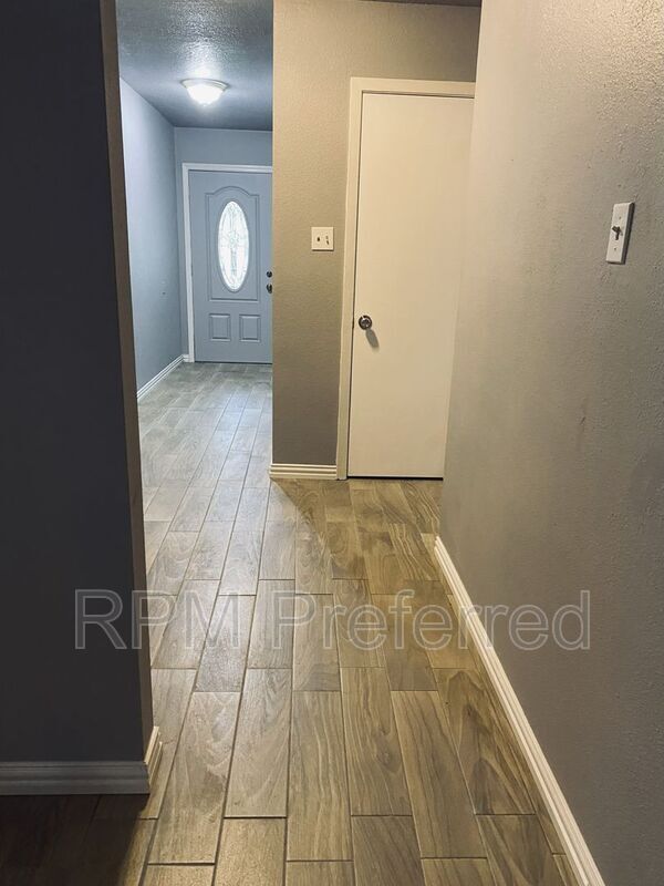 Building Photo - 11910 Hunkler Dr