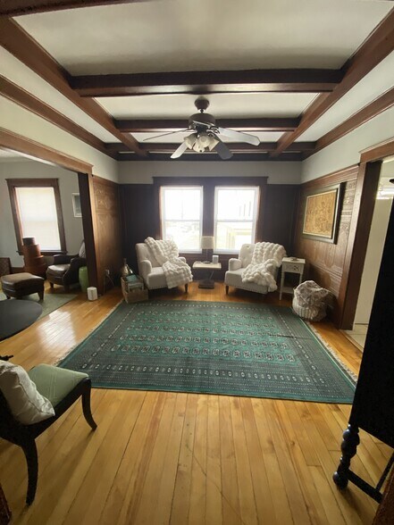 Building Photo - 281 N Main St