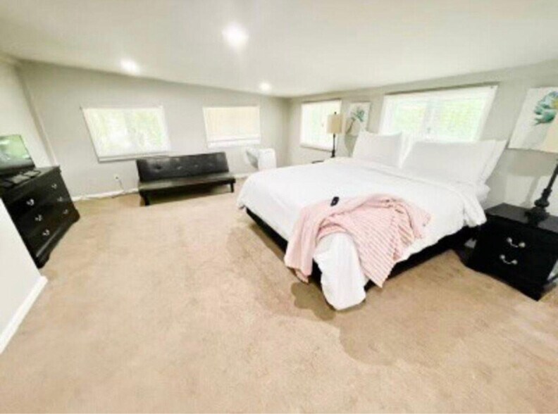 Building Photo - 790 Oak Dr