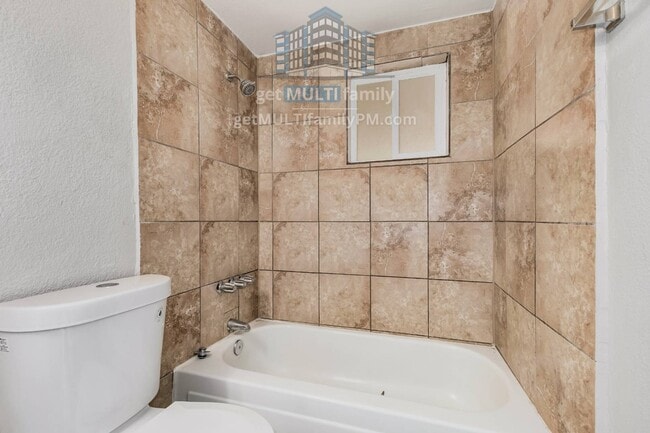 Building Photo - 1402 W Mercer Ln