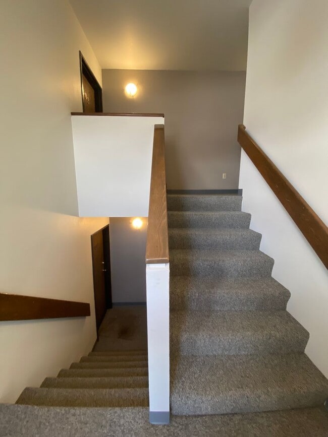 Building Photo - Spacious 2 Bedroom Condo in Eastridge! Carport Parking, Mountain View Balcony!
