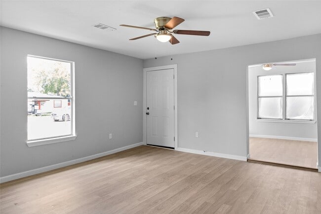 Building Photo - 10118 Norvic St