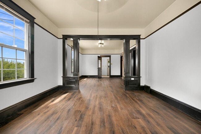 Building Photo - Large Single Family home with Bonus Room!