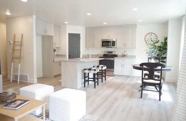 Building Photo - 421 E 200 N