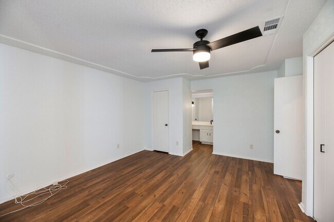 Building Photo - AVAILABLE NOW! BEAUTIFUL 3 BEDROOM HOME LO...