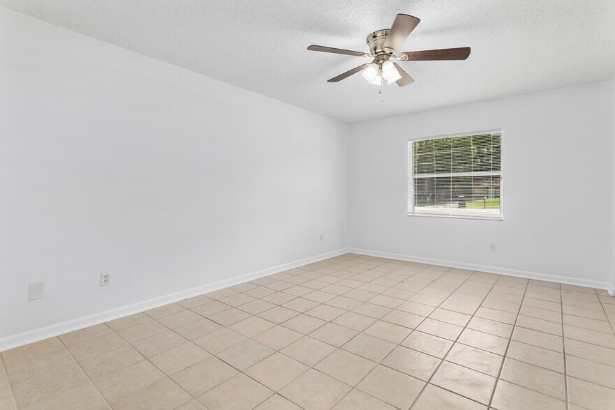 Building Photo - 1923 Bonneville Dr