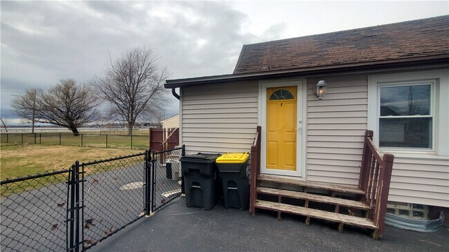 Building Photo - 2331 Edgemere Dr