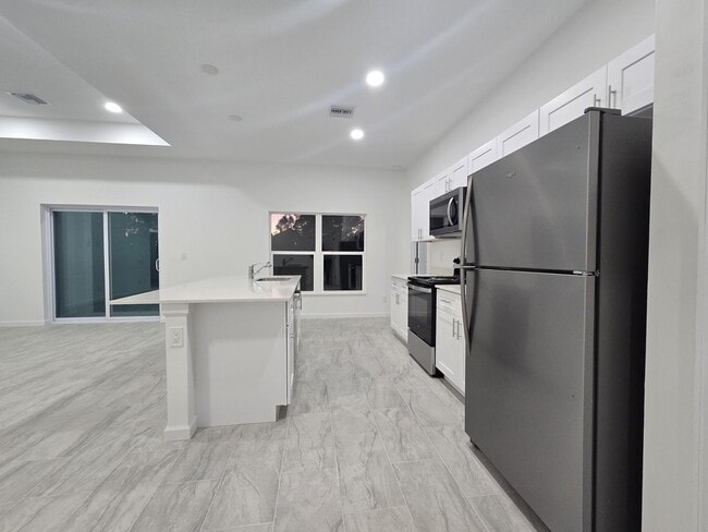 Building Photo - BRAND NEW 4/2/2-SOUTH LEHIGH ACRES