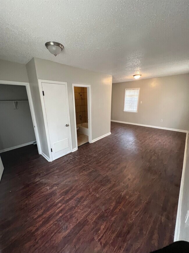 Building Photo - 318 Red Oak St