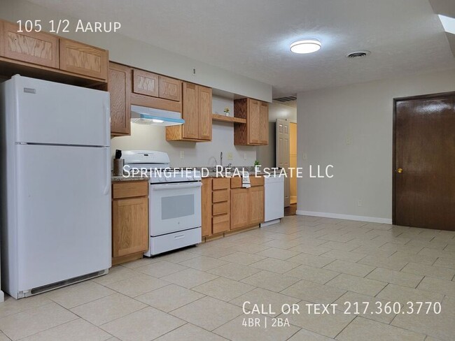 Building Photo - Spacious 4 Bed, 2 Bath Apartment with Mode...