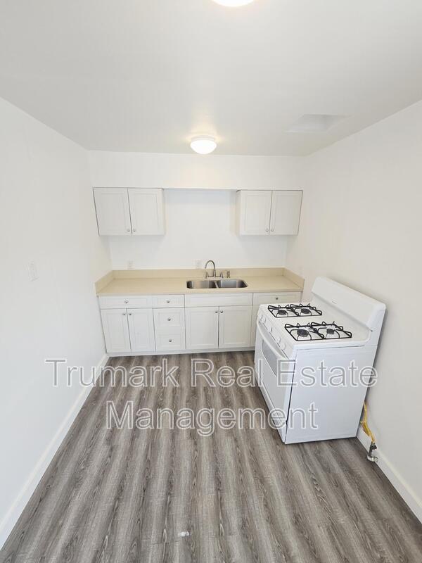 Building Photo - 1020 S Gerhart Ave