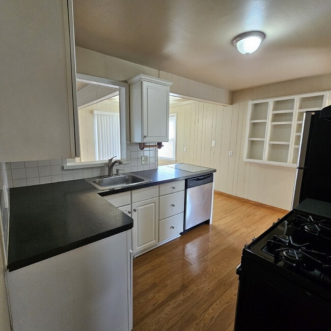 Building Photo - Nice 2 Bedroom Ranch w/ Great Room, Semi F...