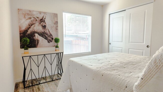 Building Photo - Newer West Sac Home
