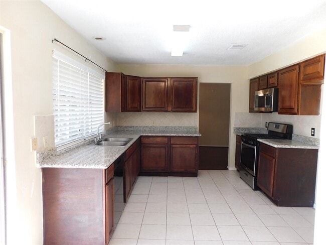 Building Photo - 3303 Rimrock Dr