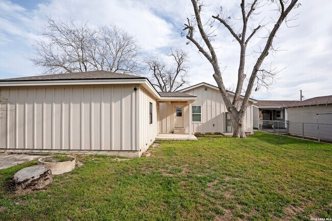Building Photo - 839 Oasis St