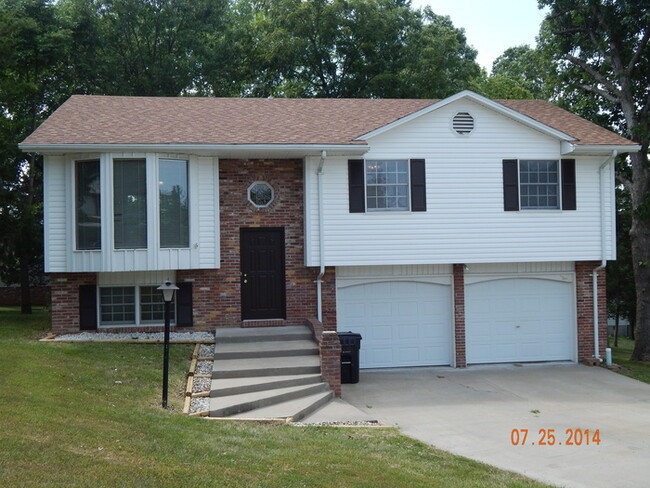 Primary Photo - 3 bedroom, 2.75 bath, 2 car garage, family...