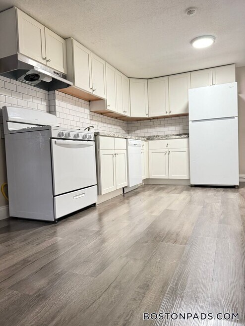 Building Photo - 887 Varnum Ave