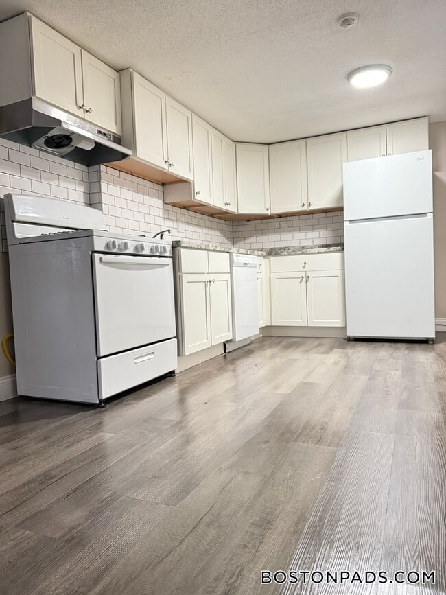 Building Photo - 887 Varnum Ave