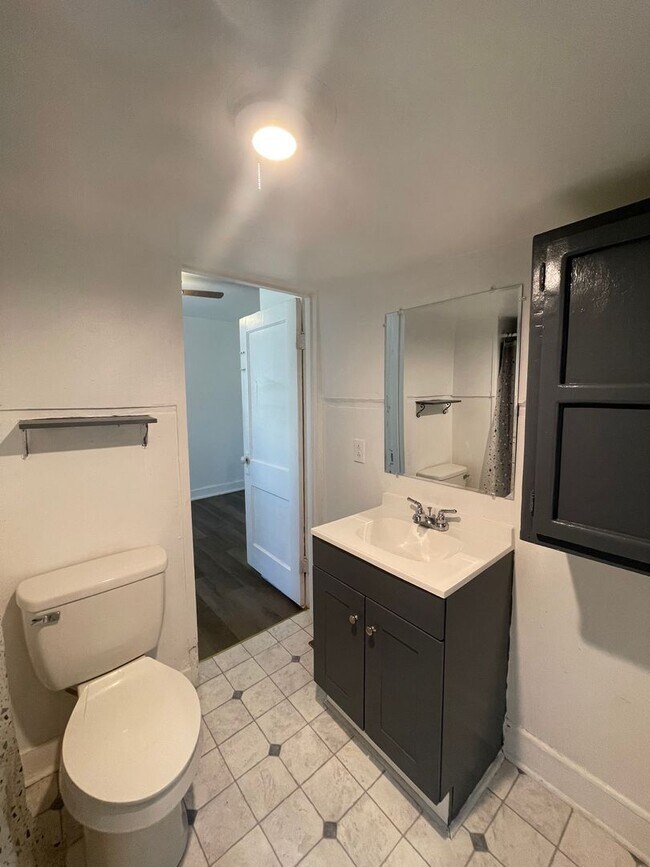 Building Photo - Two Bedroom, One Bath House! Apply-your application fee will be credited to your first month’s re...