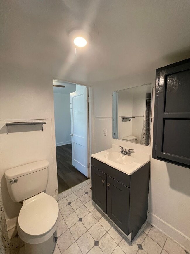 Building Photo - Two Bedroom, One Bath House!