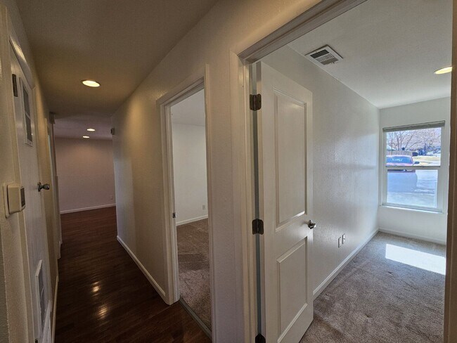 Building Photo - 5926 S Willow Way