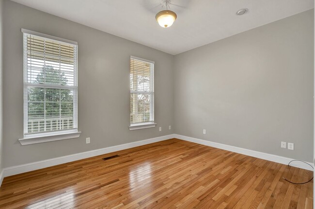 Building Photo - 140 Glenda Dr