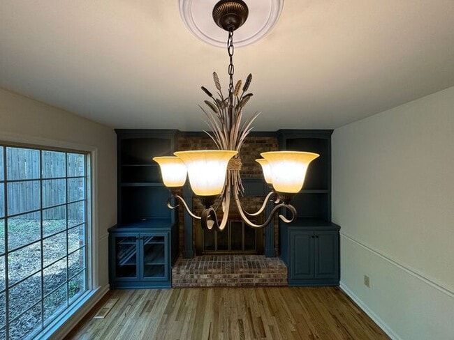 Building Photo - Fenced yard!