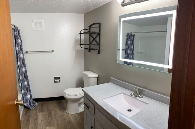 Building Photo - Beautifully Remodeled 2-Bedroom Apartment on Colby Rd in prime location!