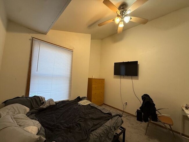 Building Photo - $2,850 | 5 Bedroom, 2 Bathroom House | NO ...