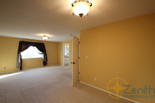Building Photo - 7205 NE 159th Ave