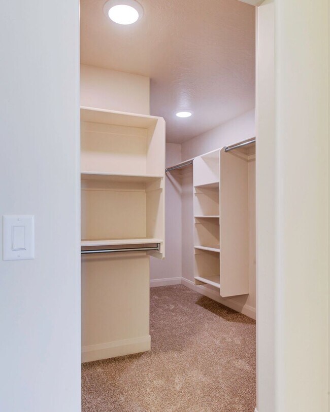 Building Photo - Like new 3 bedroom, 2.5 bathroom townhome in Cedar City!