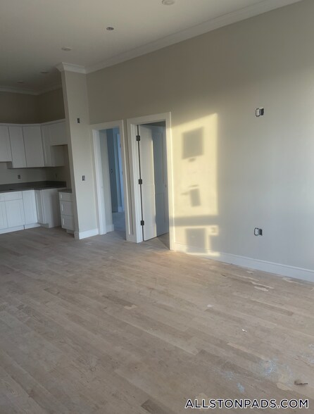 Building Photo - 16-18 Highgate (Roomate Rental) St.