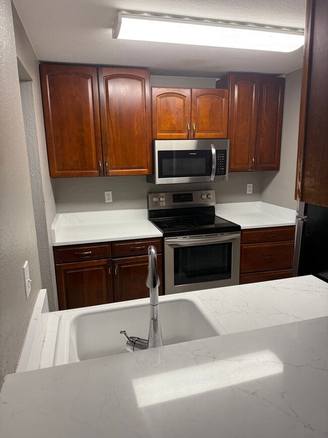 Building Photo - 3 Bedroom 2 Bath Lower Unit Walkout Patio ...